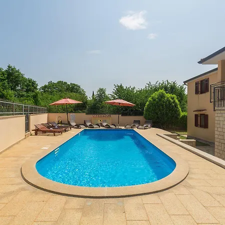 Traumhaftes Nur 250 Meter Zum Mit Meerblick, Pool, Grillbereich, Privatparkplatz Porec