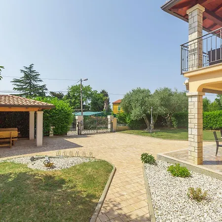 Traumhaftes Nur 250 Meter Zum Mit Meerblick, Pool, Grillbereich, Privatparkplatz * Porec