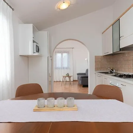 Apartment Traumhaftes Nur 250 Meter Zum Mit Meerblick, Pool, Grillbereich, Privatparkplatz Porec