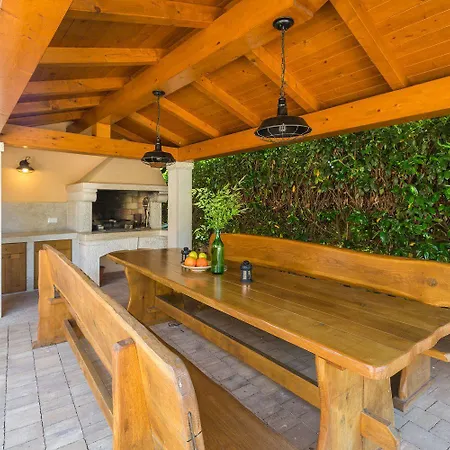 Traumhaftes Nur 250 Meter Zum Mit Meerblick, Pool, Grillbereich, Privatparkplatz *
