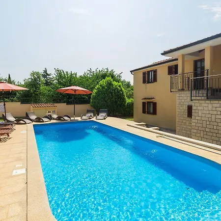 Traumhaftes Nur 250 Meter Zum Mit Meerblick, Pool, Grillbereich, Privatparkplatz * Poreč