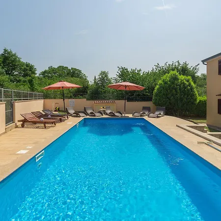 Traumhaftes Nur 250 Meter Zum Mit Meerblick, Pool, Grillbereich, Privatparkplatz Apartment *